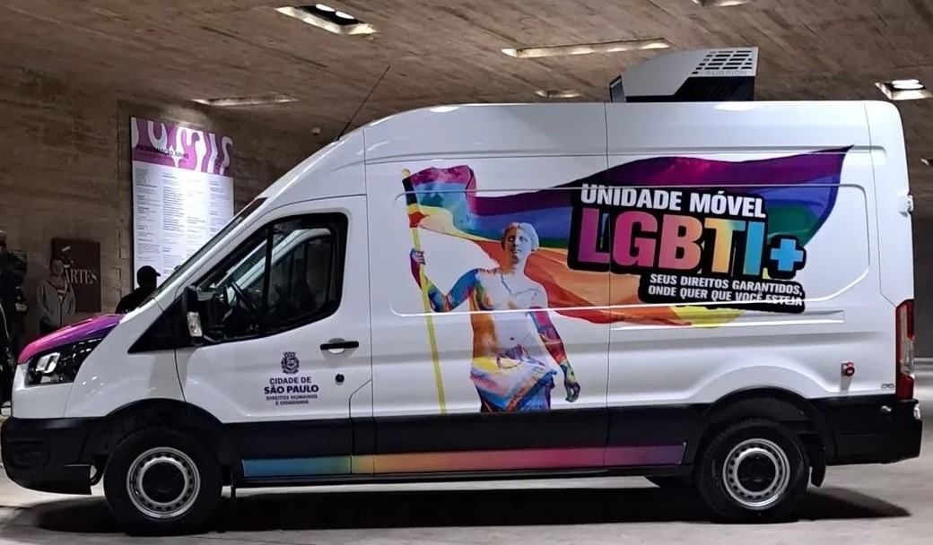 #PraTodosVerem: Unidade Móvel LGBTI+ que estará no mutirão é uma van branca com logotipo de desenho de uma deusa grega levando a bandeira LGBTI+ nas cores do arco-íris